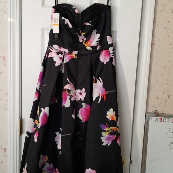 Strapless floral dress! - Picture 3 of 4